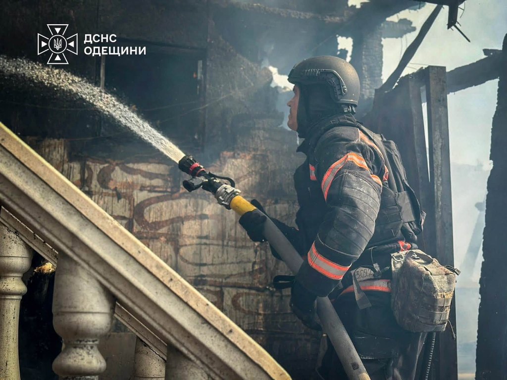 У Білгород-Дністровському районі вогонь майже повністю знищив триповерховий будинок