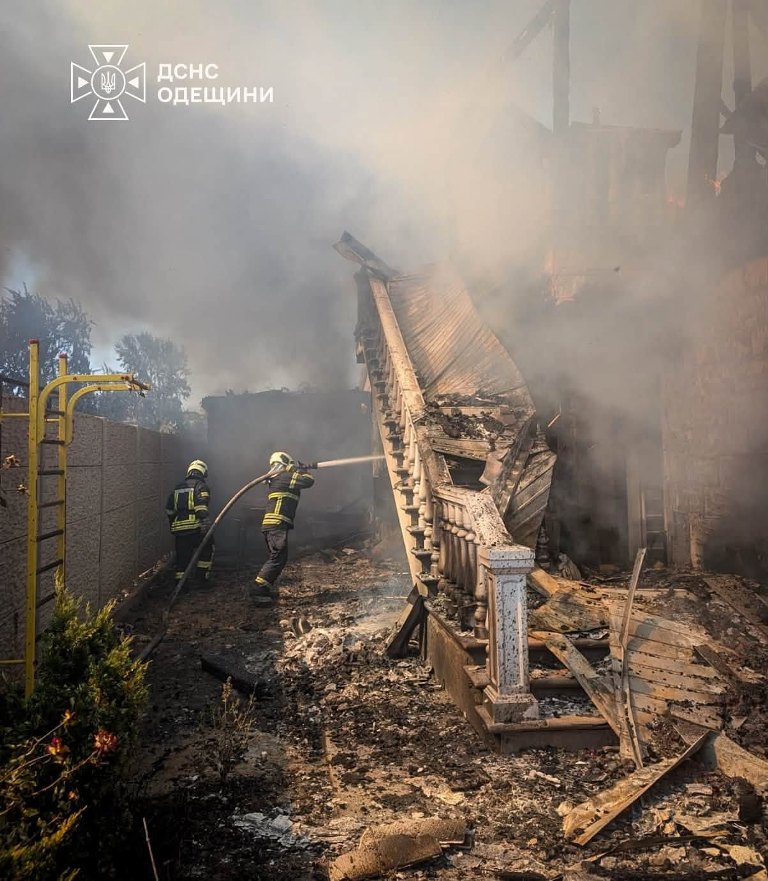 У Білгород-Дністровському районі вогонь майже повністю знищив триповерховий будинок