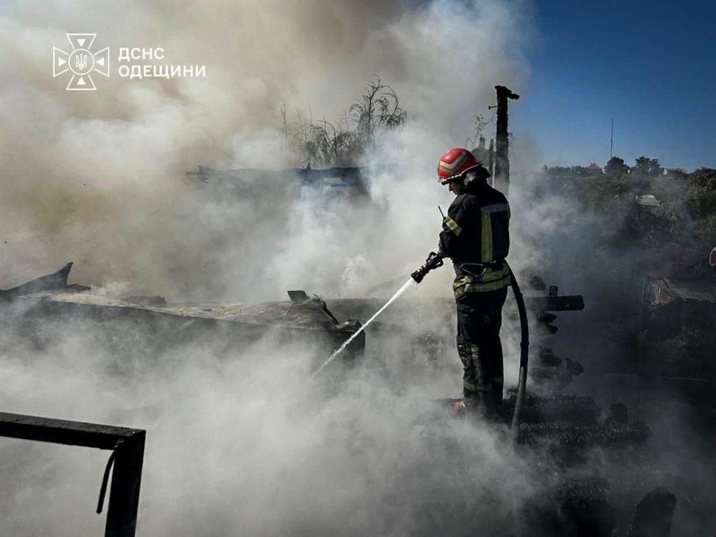 У Білгород-Дністровському районі вогонь майже повністю знищив триповерховий будинок