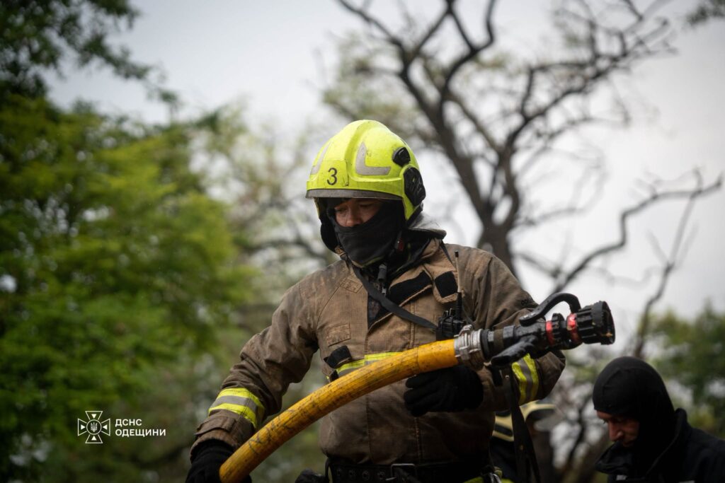 Внаслідок ранкової атаки по Одесі постраждали троє людей