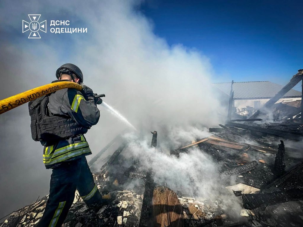 У Білгород-Дністровському районі вогонь майже повністю знищив триповерховий будинок