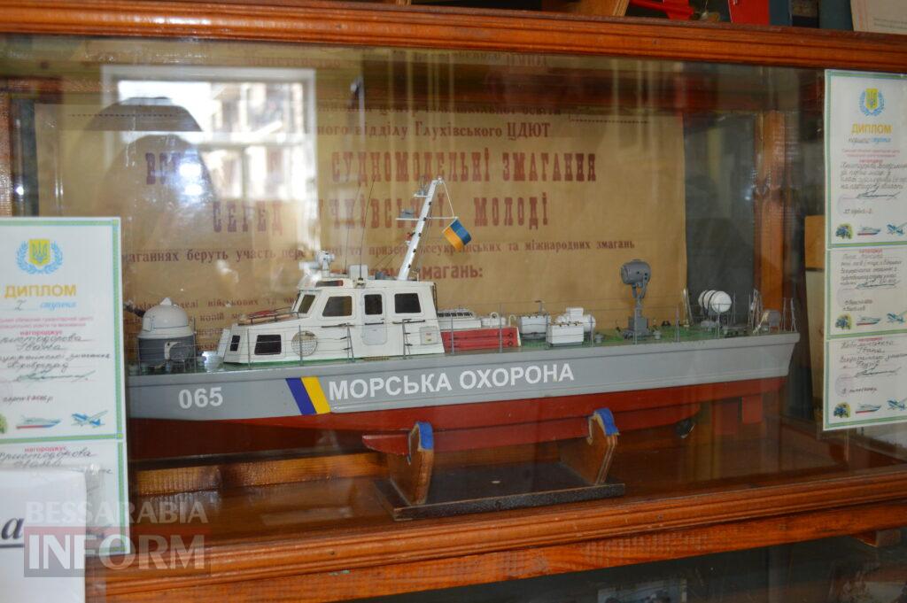 «Я прийшов сюди у п’ятому класі — і забув піти»: як аккерманський педагог понад 30 років вчить дітей будувати кораблі