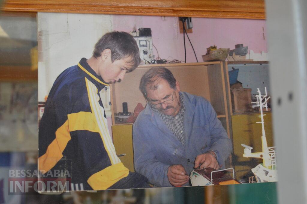 «Я прийшов сюди у п'ятому класі — і забув піти»: як аккерманський педагог понад 30 років вчить дітей будувати кораблі
