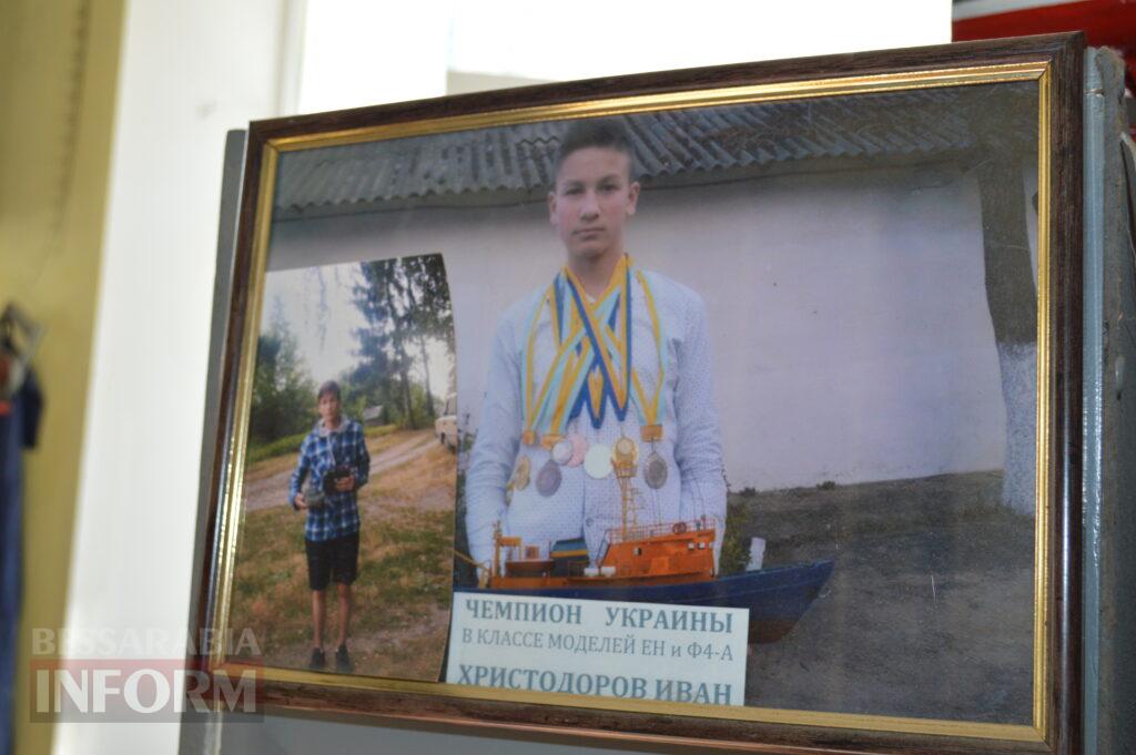 «Я прийшов сюди у п’ятому класі — і забув піти»: як аккерманський педагог понад 30 років вчить дітей будувати кораблі