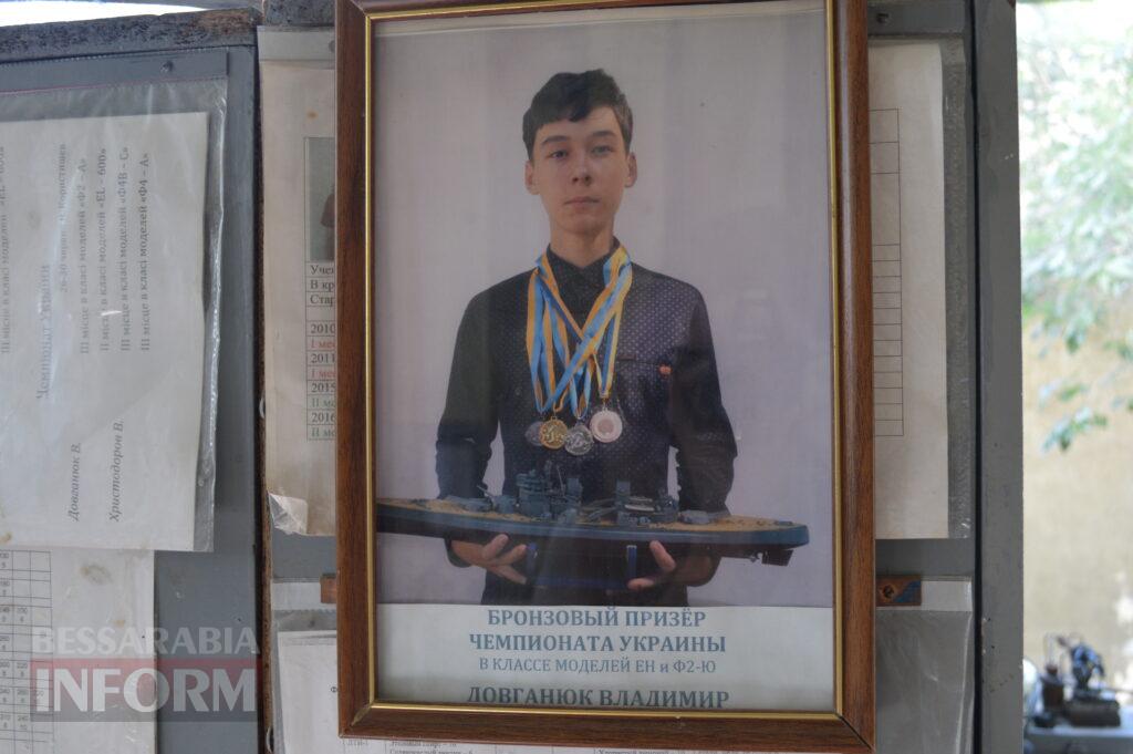 «Я прийшов сюди у п’ятому класі — і забув піти»: як аккерманський педагог понад 30 років вчить дітей будувати кораблі