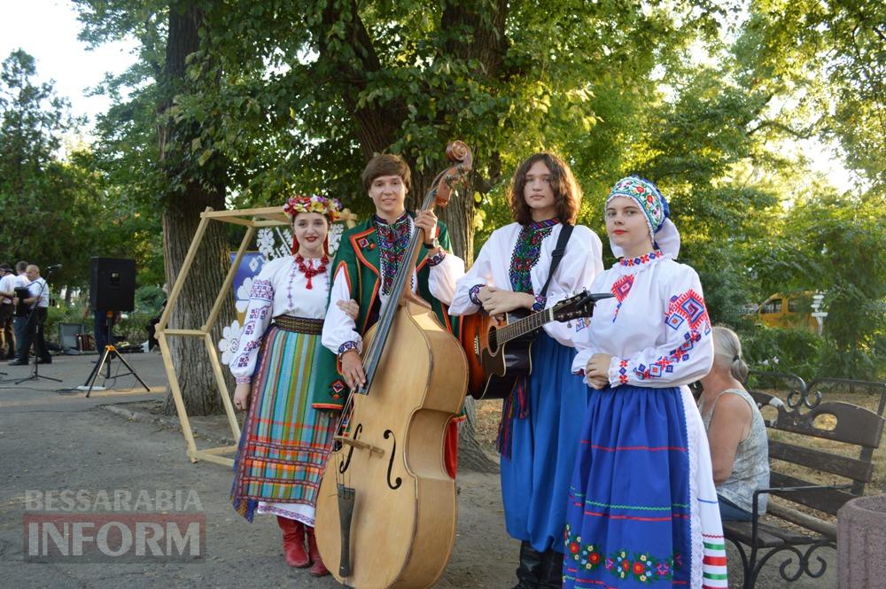 «Два кольори моєї волі»: Аккерман відзначив День Державного прапора просто неба з музикою та піснями