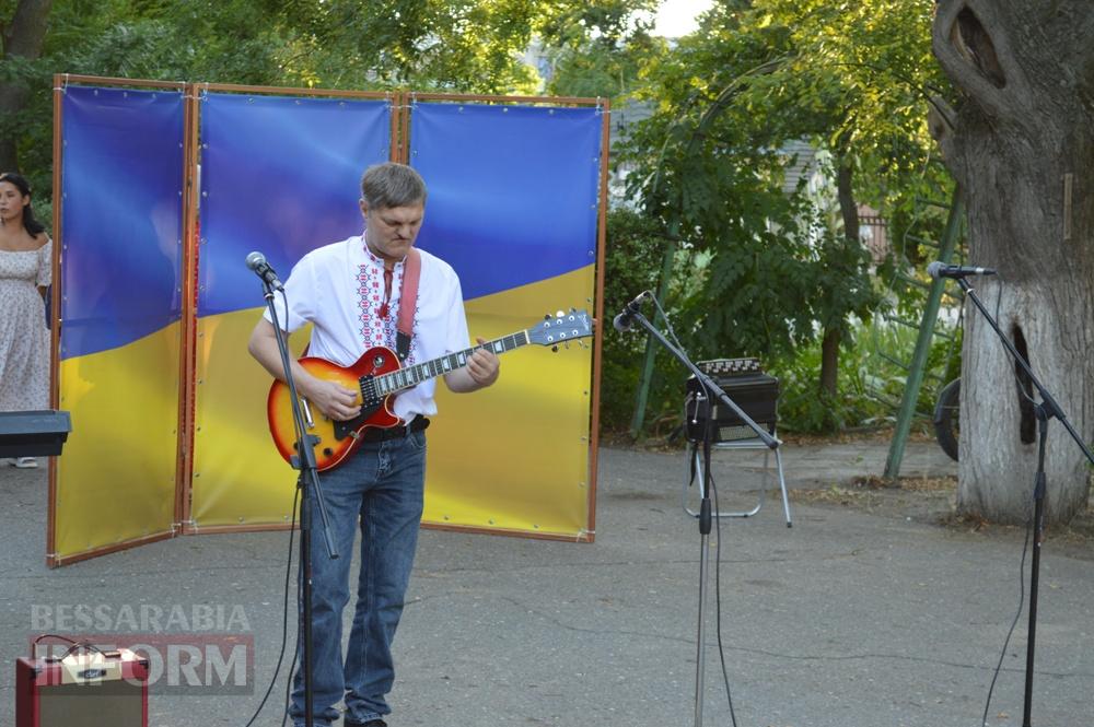 «Два кольори моєї волі»: Аккерман відзначив День Державного прапора просто неба з музикою та піснями