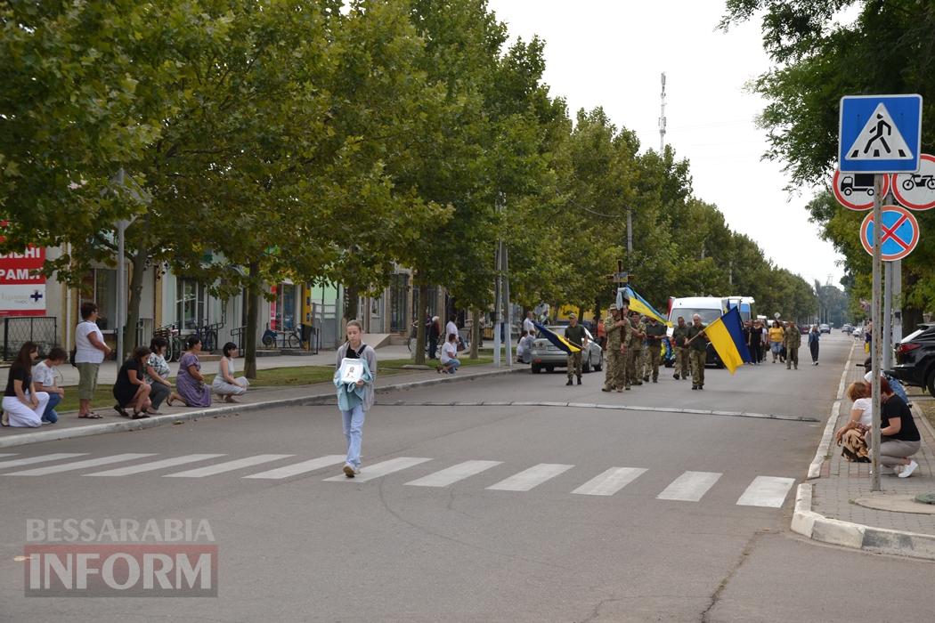 Під звуки вибухів та шахедів Кілія прощалася з загиблим захисником Олегом Гордовським
