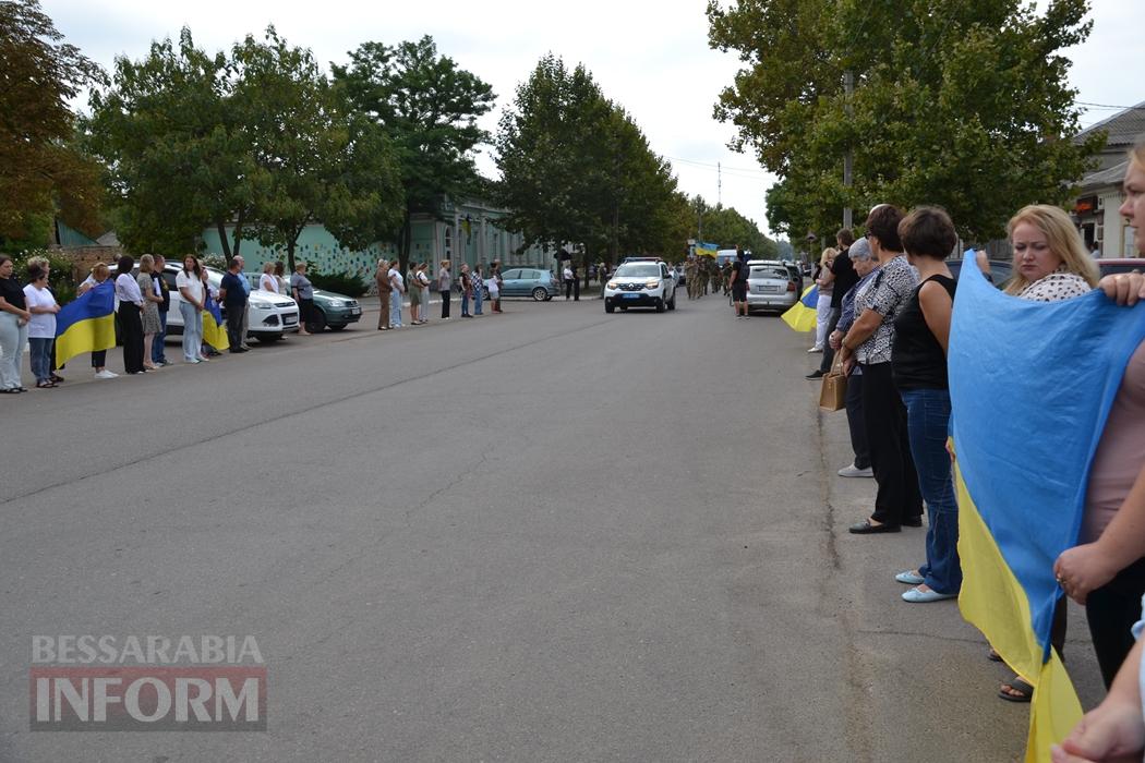 Під звуки вибухів та шахедів Кілія прощалася з загиблим захисником Олегом Гордовським