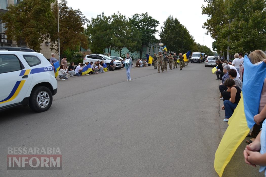 Під звуки вибухів та шахедів Кілія прощалася з загиблим захисником Олегом Гордовським