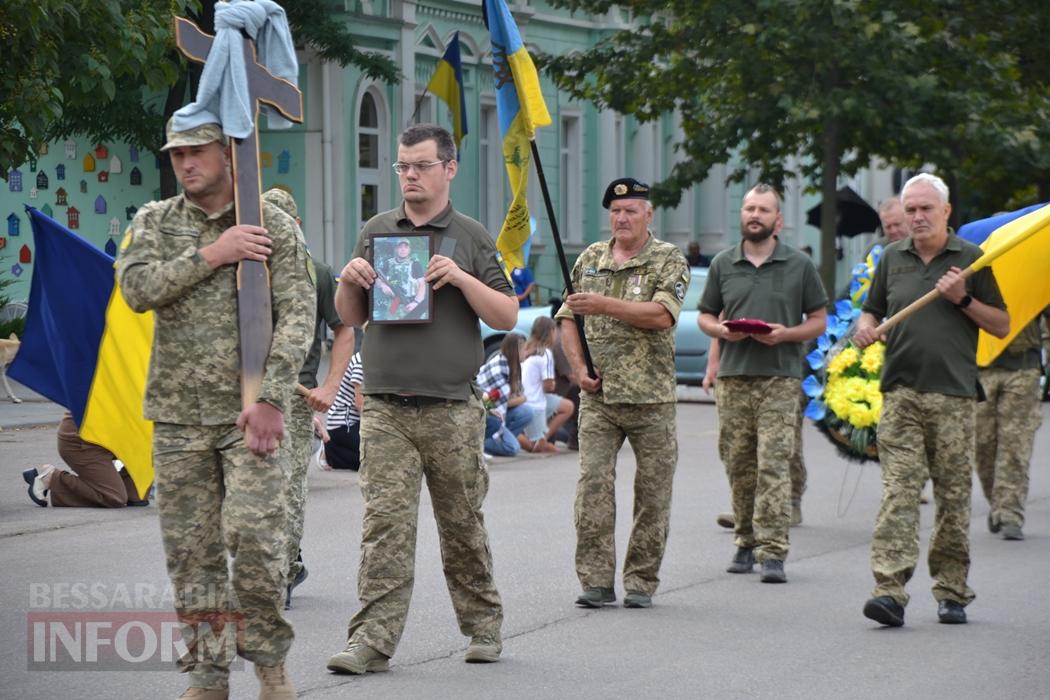 Під звуки вибухів та шахедів Кілія прощалася з загиблим захисником Олегом Гордовським