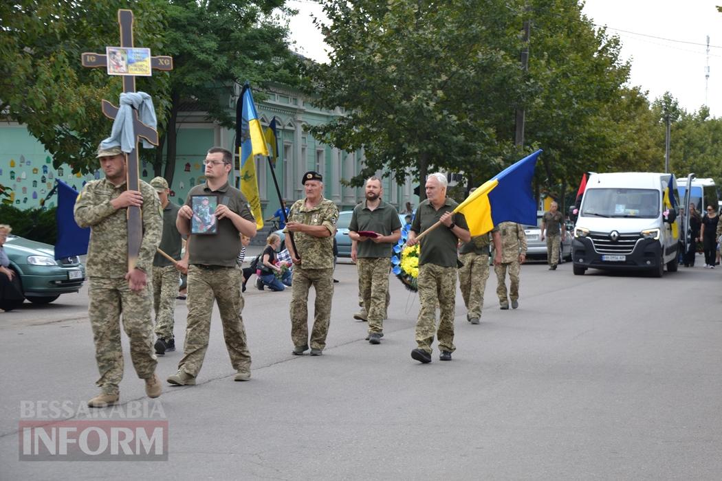 Під звуки вибухів та шахедів Кілія прощалася з загиблим захисником Олегом Гордовським