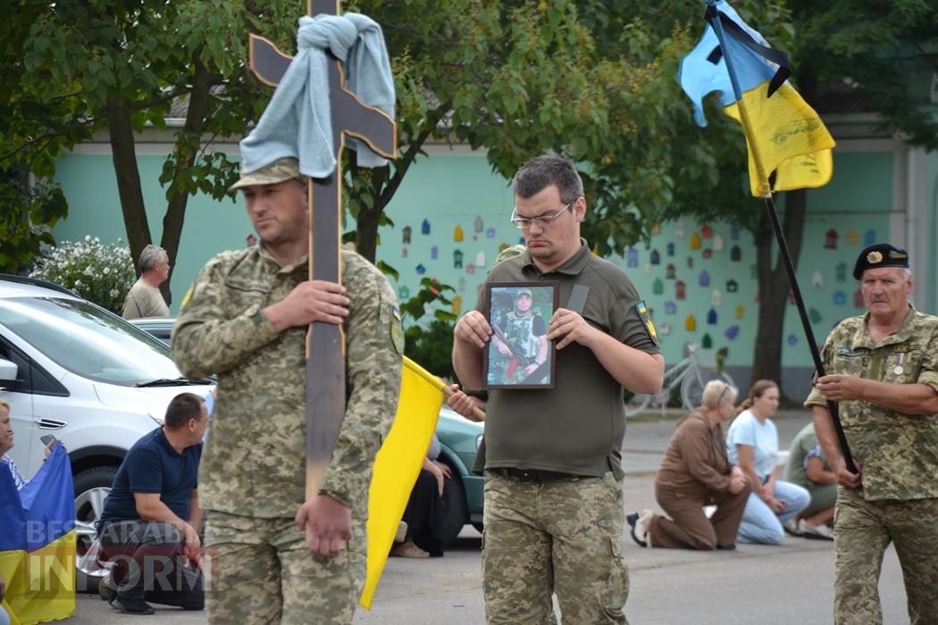 Під звуки вибухів та шахедів Кілія прощалася з загиблим захисником Олегом Гордовським