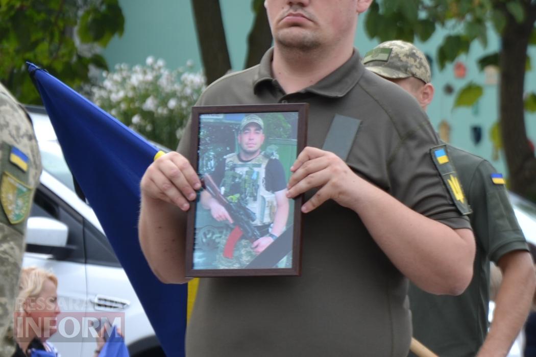 Під звуки вибухів та шахедів Кілія прощалася з загиблим захисником Олегом Гордовським