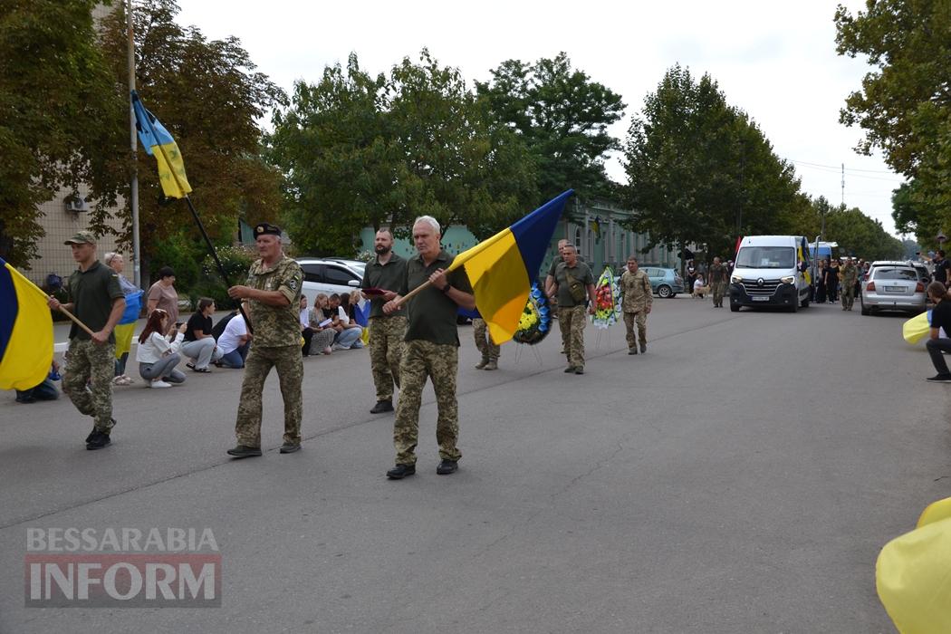 Під звуки вибухів та шахедів Кілія прощалася з загиблим захисником Олегом Гордовським