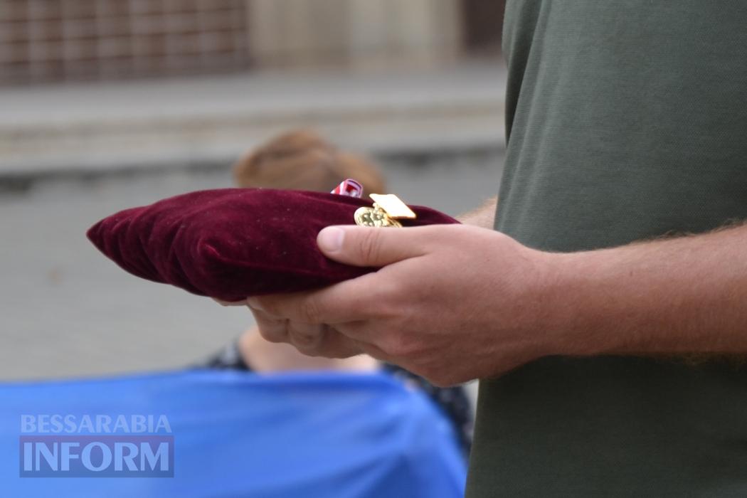 Під звуки вибухів та шахедів Кілія прощалася з загиблим захисником Олегом Гордовським