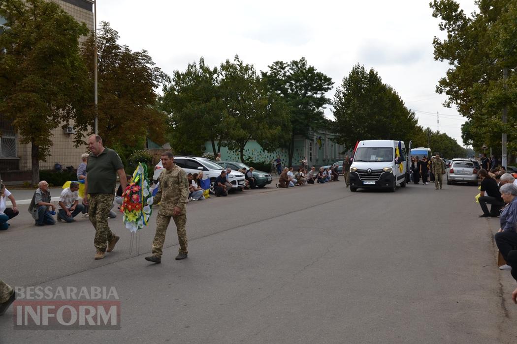 Під звуки вибухів та шахедів Кілія прощалася з загиблим захисником Олегом Гордовським