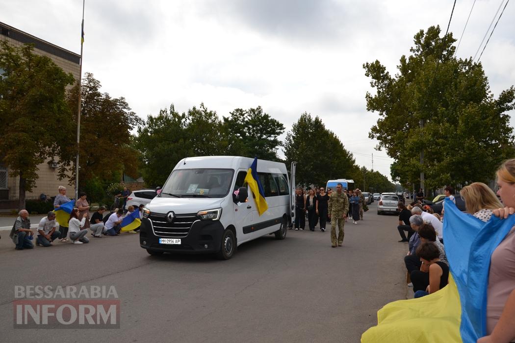 Під звуки вибухів та шахедів Кілія прощалася з загиблим захисником Олегом Гордовським