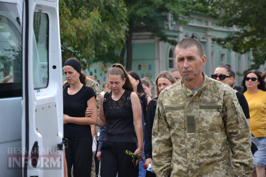 Під звуки вибухів та шахедів Кілія прощалася з загиблим захисником Олегом Гордовським