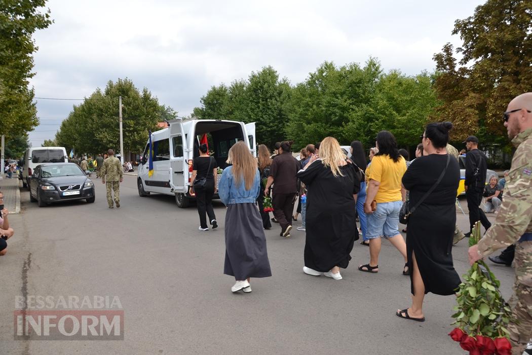 Під звуки вибухів та шахедів Кілія прощалася з загиблим захисником Олегом Гордовським