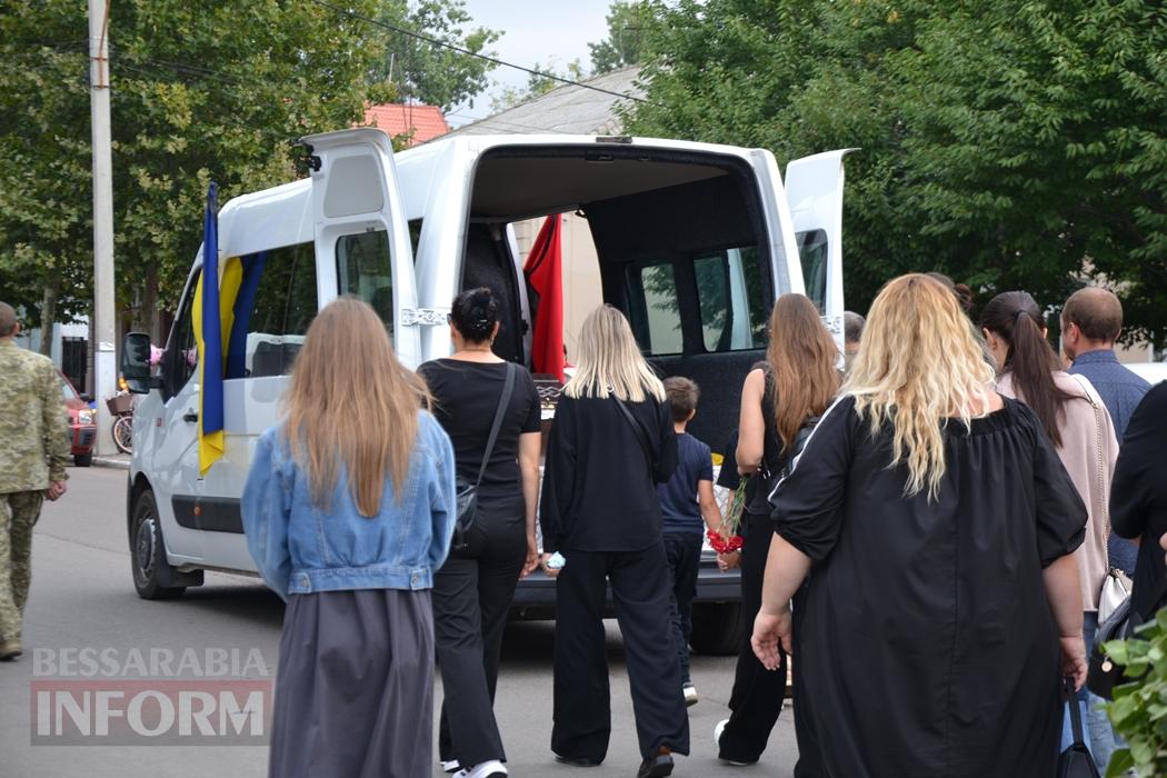 Під звуки вибухів та шахедів Кілія прощалася з загиблим захисником Олегом Гордовським