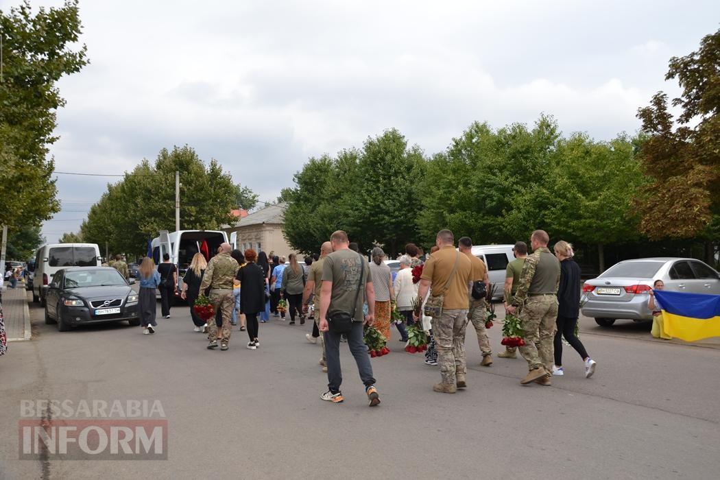 Під звуки вибухів та шахедів Кілія прощалася з загиблим захисником Олегом Гордовським