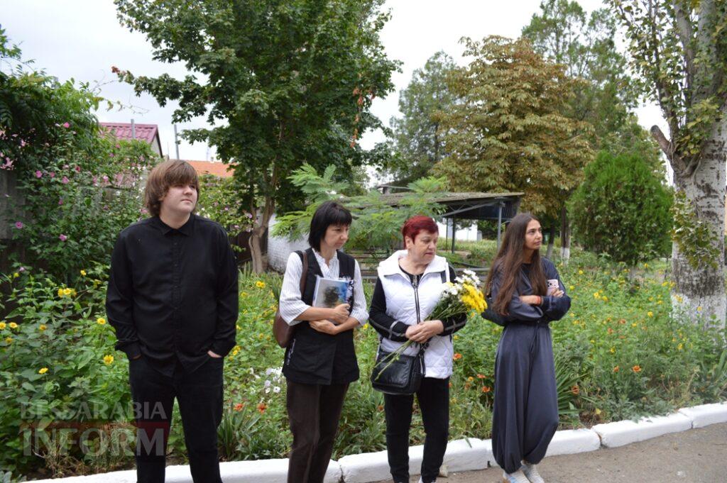 “Я знаю, за що стояв мій син”: у Білгороді-Дністровському відкрили меморіальну дошку загиблому азовцю Артему Панову