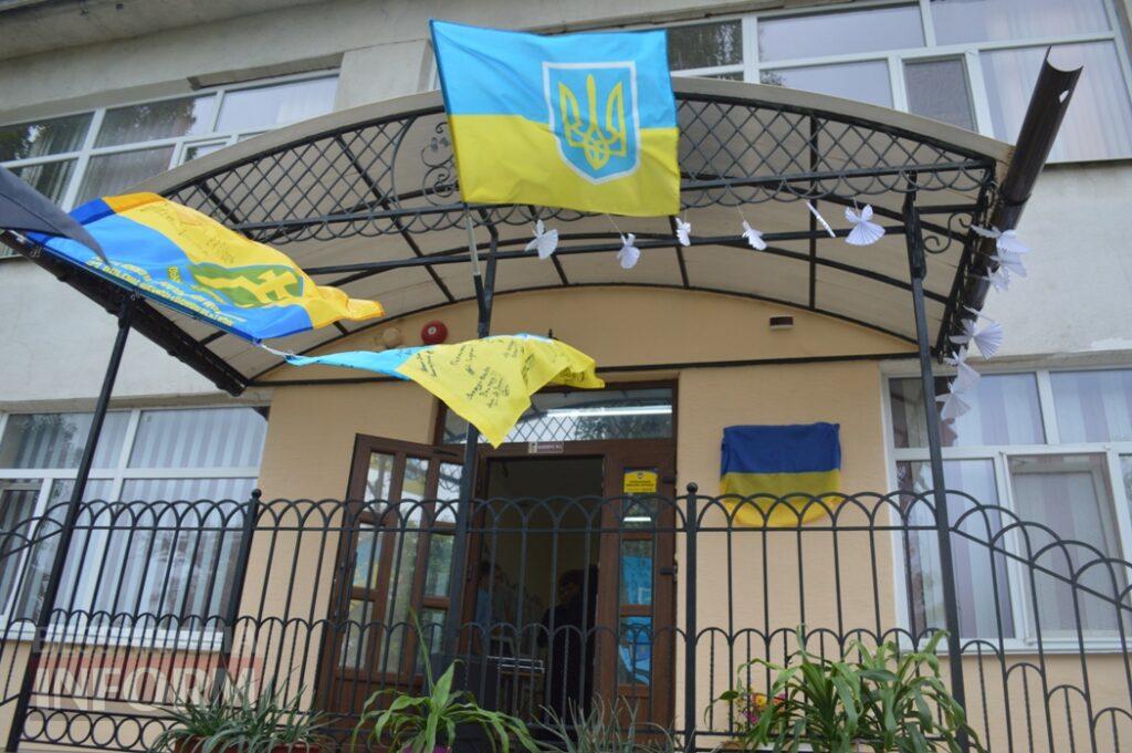 “Я знаю, за що стояв мій син”: у Білгороді-Дністровському відкрили меморіальну дошку загиблому азовцю Артему Панову