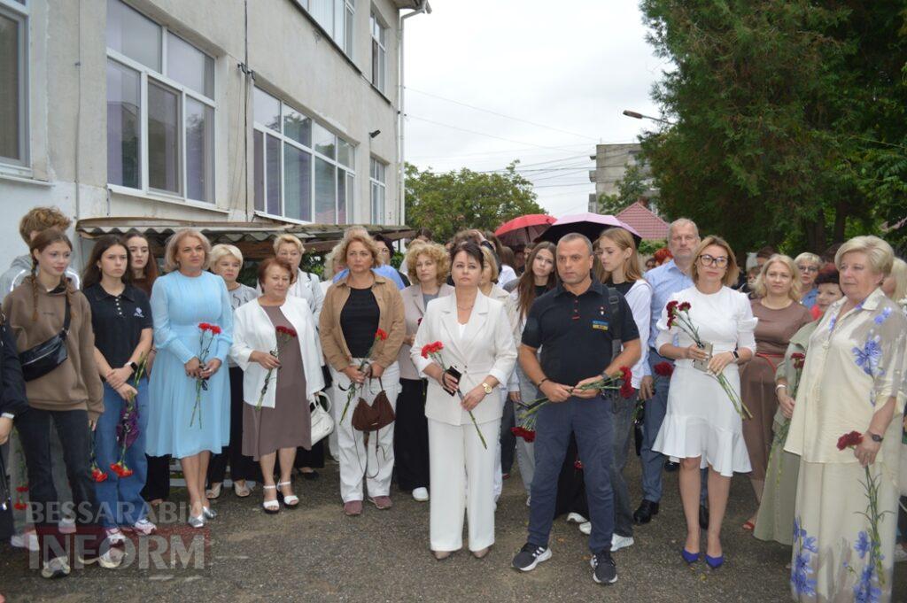 “Я знаю, за що стояв мій син”: у Білгороді-Дністровському відкрили меморіальну дошку загиблому азовцю Артему Панову