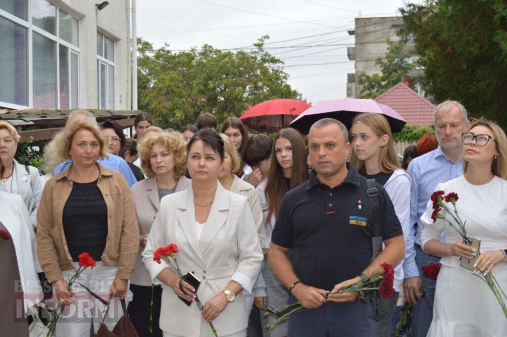 “Я знаю, за що стояв мій син”: у Білгороді-Дністровському відкрили меморіальну дошку загиблому азовцю Артему Панову