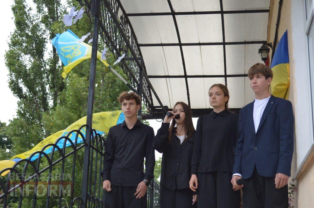 “Я знаю, за що стояв мій син”: у Білгороді-Дністровському відкрили меморіальну дошку загиблому азовцю Артему Панову