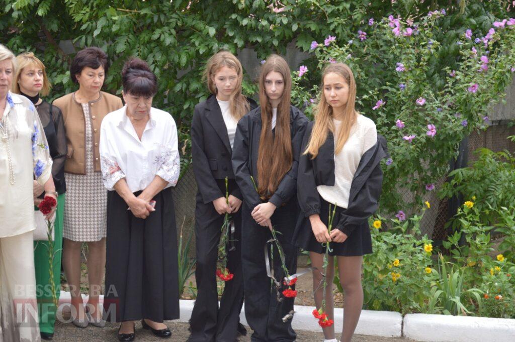 “Я знаю, за що стояв мій син”: у Білгороді-Дністровському відкрили меморіальну дошку загиблому азовцю Артему Панову