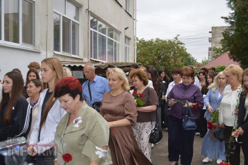 “Я знаю, за що стояв мій син”: у Білгороді-Дністровському відкрили меморіальну дошку загиблому азовцю Артему Панову