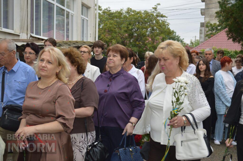 “Я знаю, за що стояв мій син”: у Білгороді-Дністровському відкрили меморіальну дошку загиблому азовцю Артему Панову