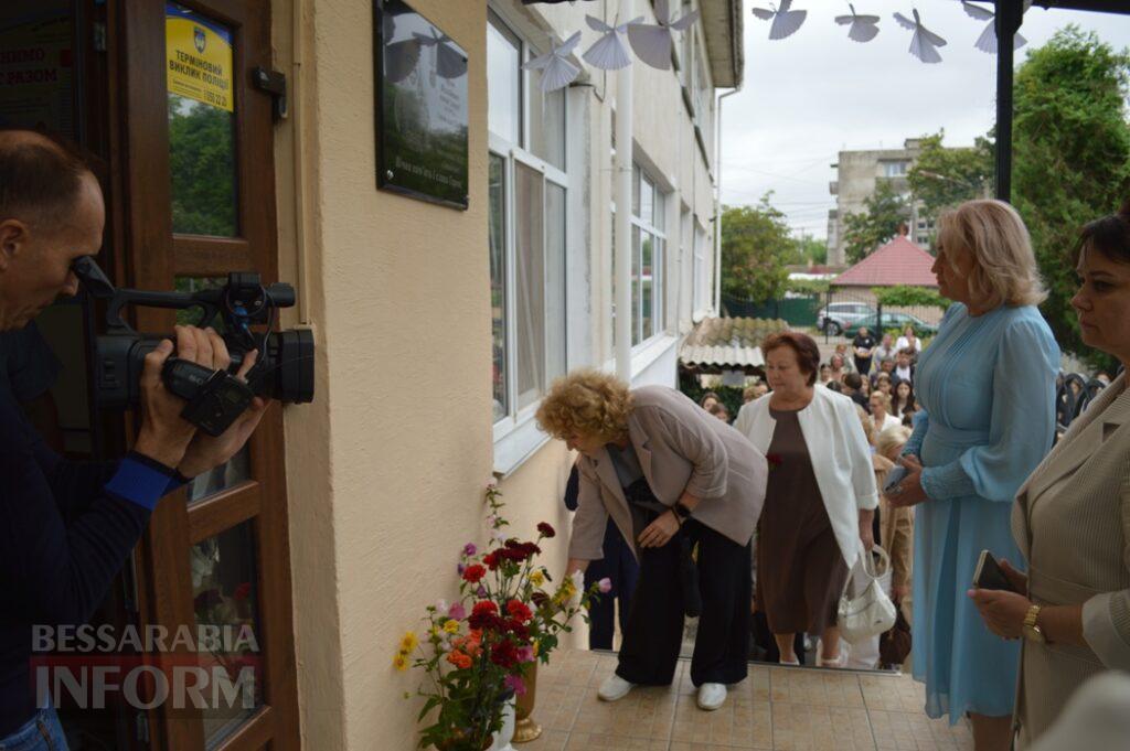 “Я знаю, за що стояв мій син”: у Білгороді-Дністровському відкрили меморіальну дошку загиблому азовцю Артему Панову