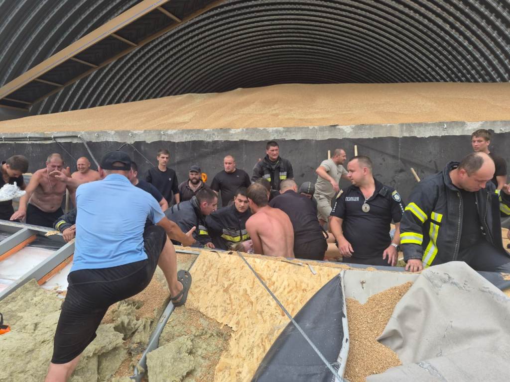 У Рені обвалився склад з зерном: одна жінка загинула, ще одну – вдалося врятувати