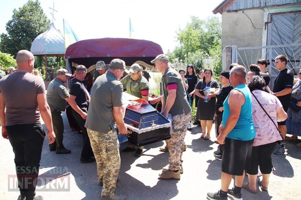 Йому назавжди залишилося 32: у Виноградівці Болградської громади провели в останню путь морпіха Михайла Кишлали