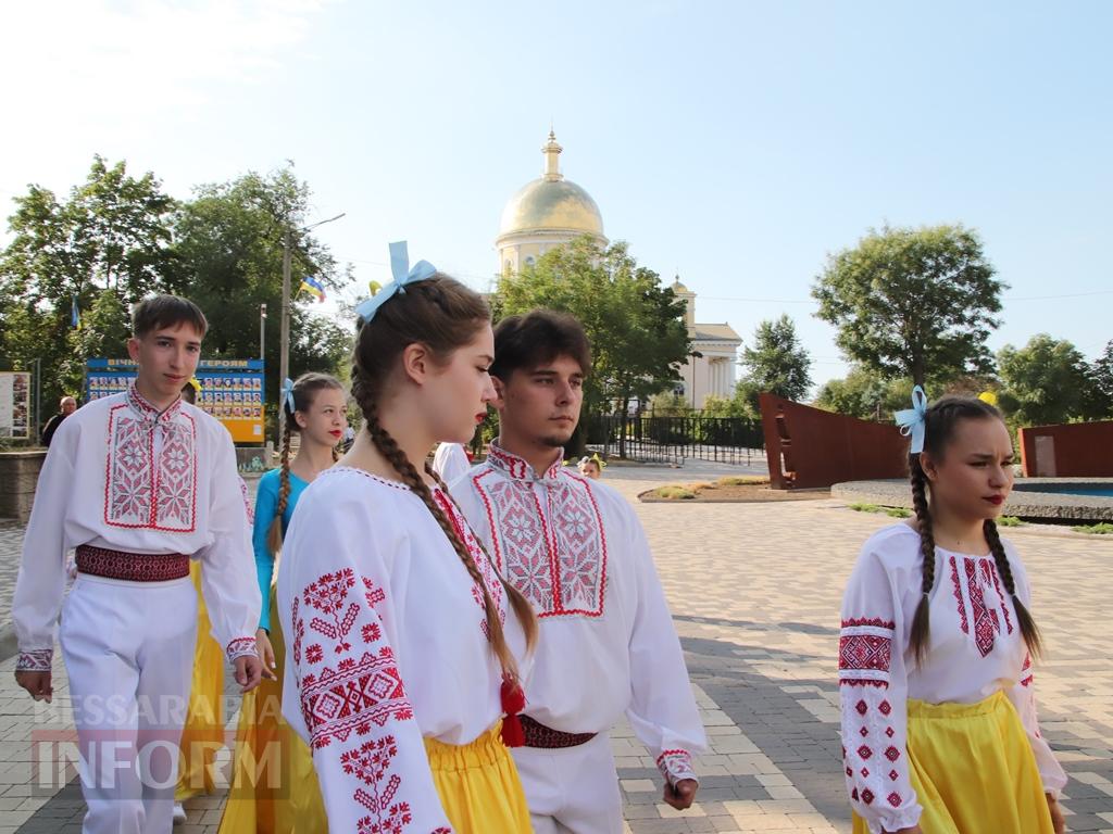 Синьо-жовтий прапор, хвилина мовчання та квіти Героям: як у Болграді розпочали День Незалежності