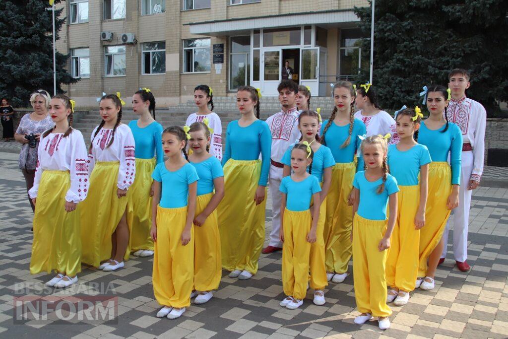 Синьо-жовтий прапор, хвилина мовчання та квіти Героям: як у Болграді розпочали День Незалежності