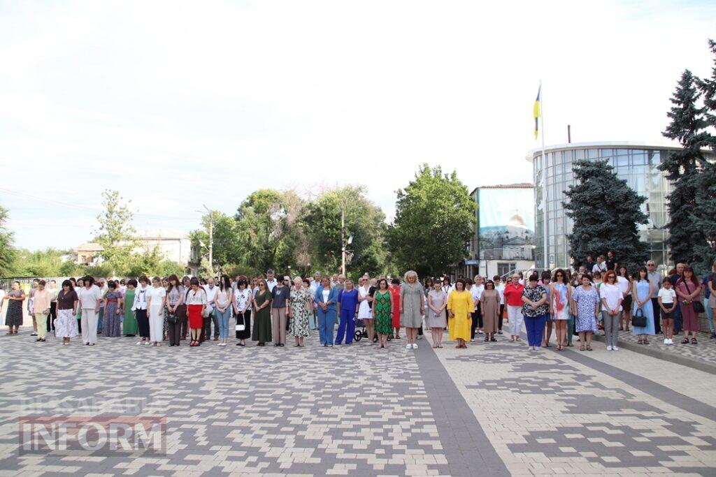 Синьо-жовтий прапор, хвилина мовчання та квіти Героям: як у Болграді розпочали День Незалежності