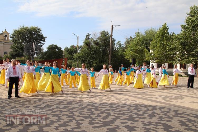 Синьо-жовтий прапор, хвилина мовчання та квіти Героям: як у Болграді розпочали День Незалежності