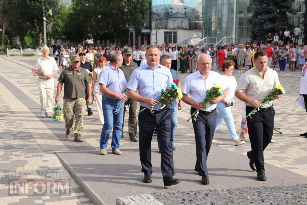 Синьо-жовтий прапор, хвилина мовчання та квіти Героям: як у Болграді розпочали День Незалежності