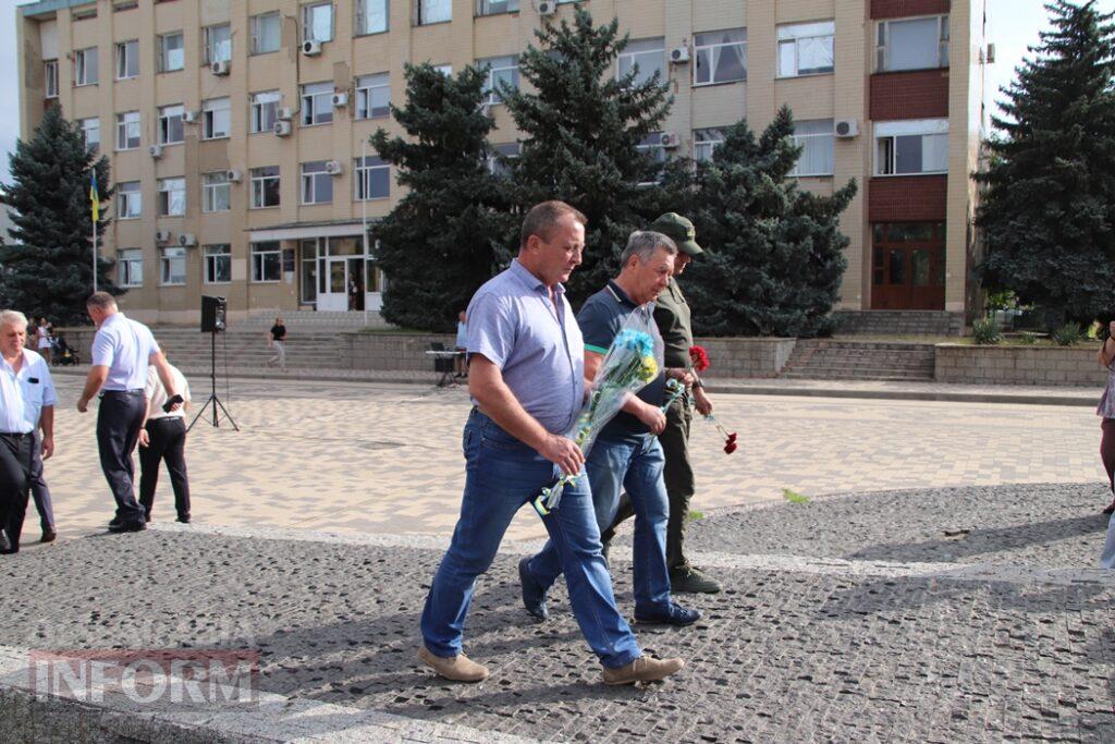 Синьо-жовтий прапор, хвилина мовчання та квіти Героям: як у Болграді розпочали День Незалежності