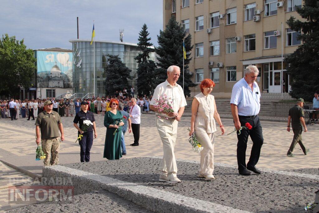 Синьо-жовтий прапор, хвилина мовчання та квіти Героям: як у Болграді розпочали День Незалежності