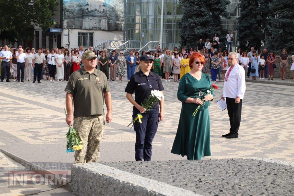 Синьо-жовтий прапор, хвилина мовчання та квіти Героям: як у Болграді розпочали День Незалежності