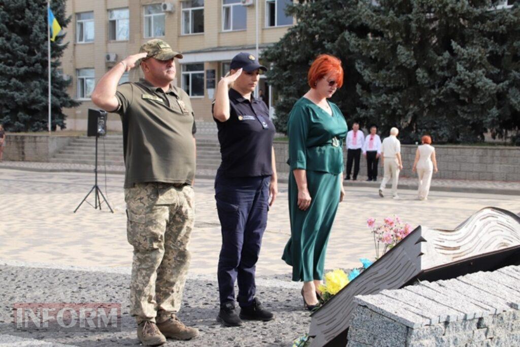 Синьо-жовтий прапор, хвилина мовчання та квіти Героям: як у Болграді розпочали День Незалежності