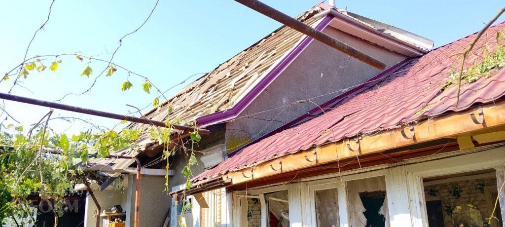 Сусід рятував родину через вікно: репортаж із місця удару “шахеда” у Білгороді-Дністровському