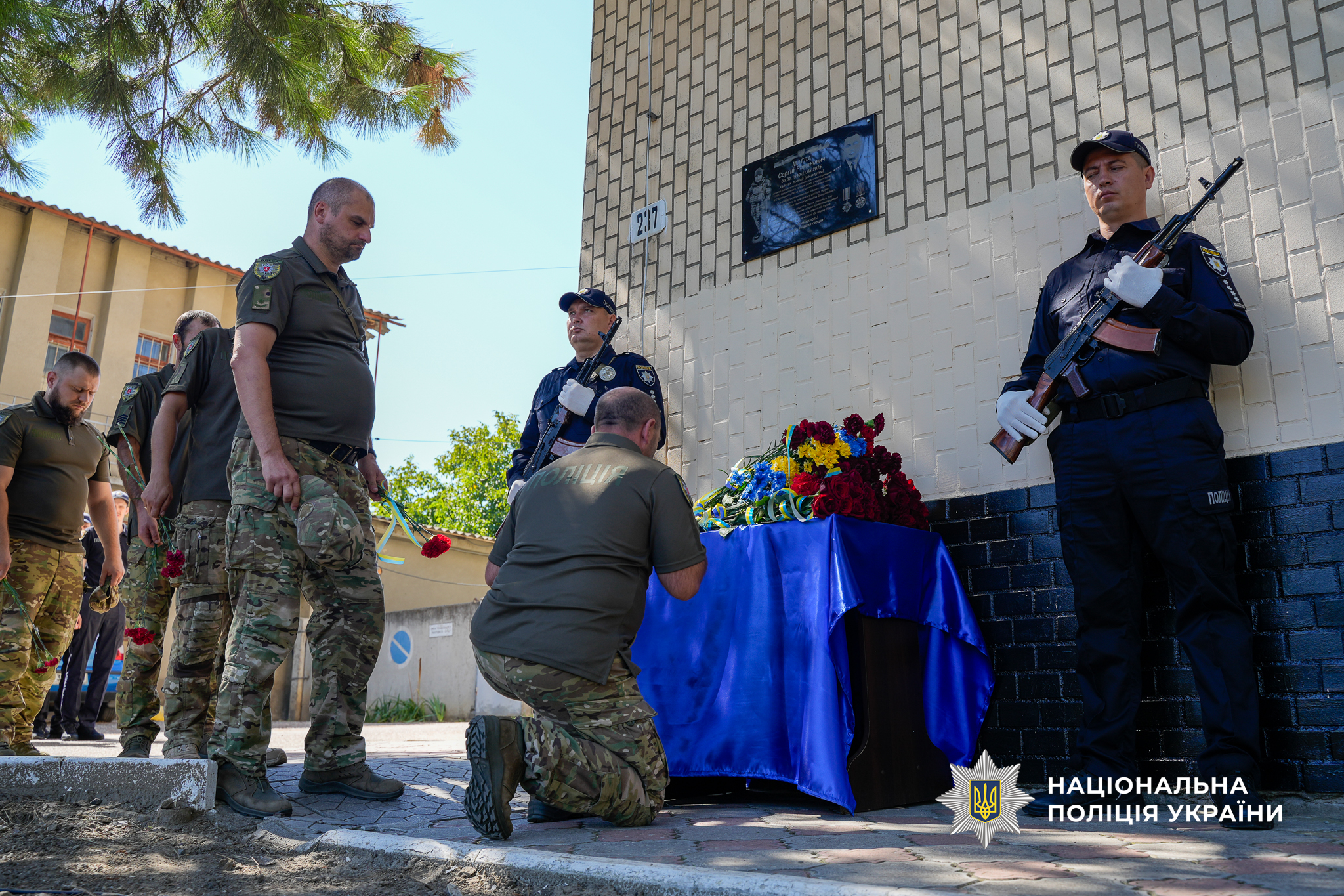 У Болградському районі відкрили меморіальну дошку на честь капітана поліції Сергія Магли, який загинув на сході України