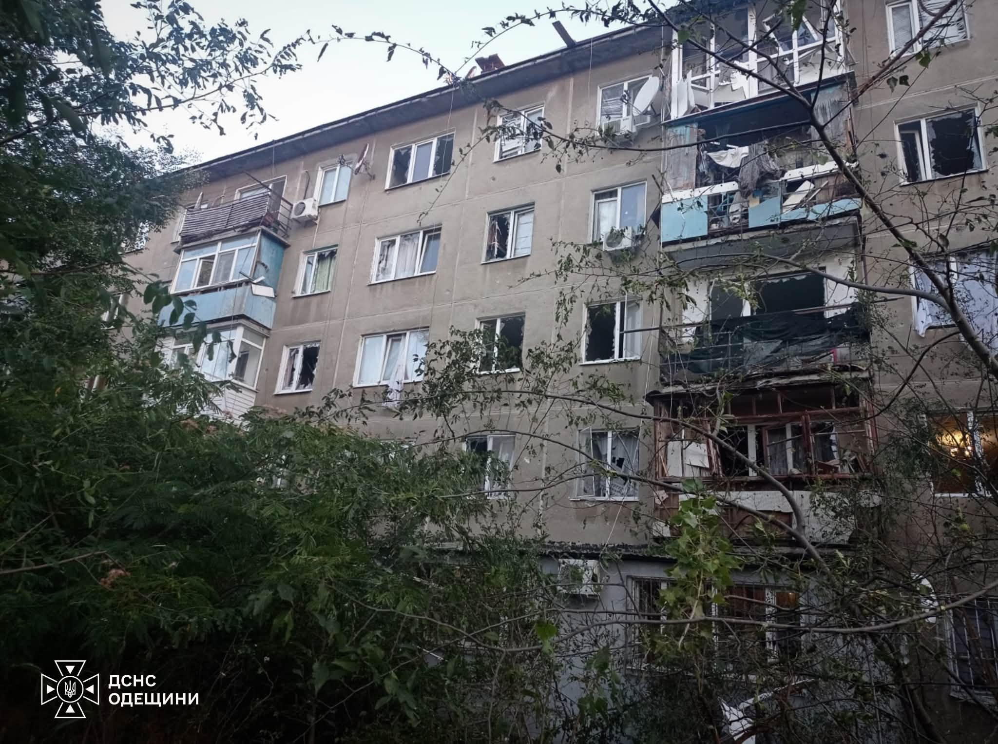 Нічна атака на Білгород-Дністровський: пошкоджено багатоповерхівки, є постраждалий