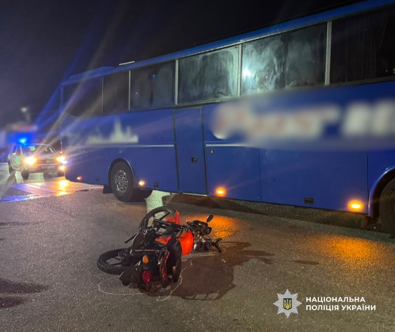 На трасі Одеса-Рені 15-річний хлопець на мопеді виїхав на зустрічну смугу та врізався в автобус
